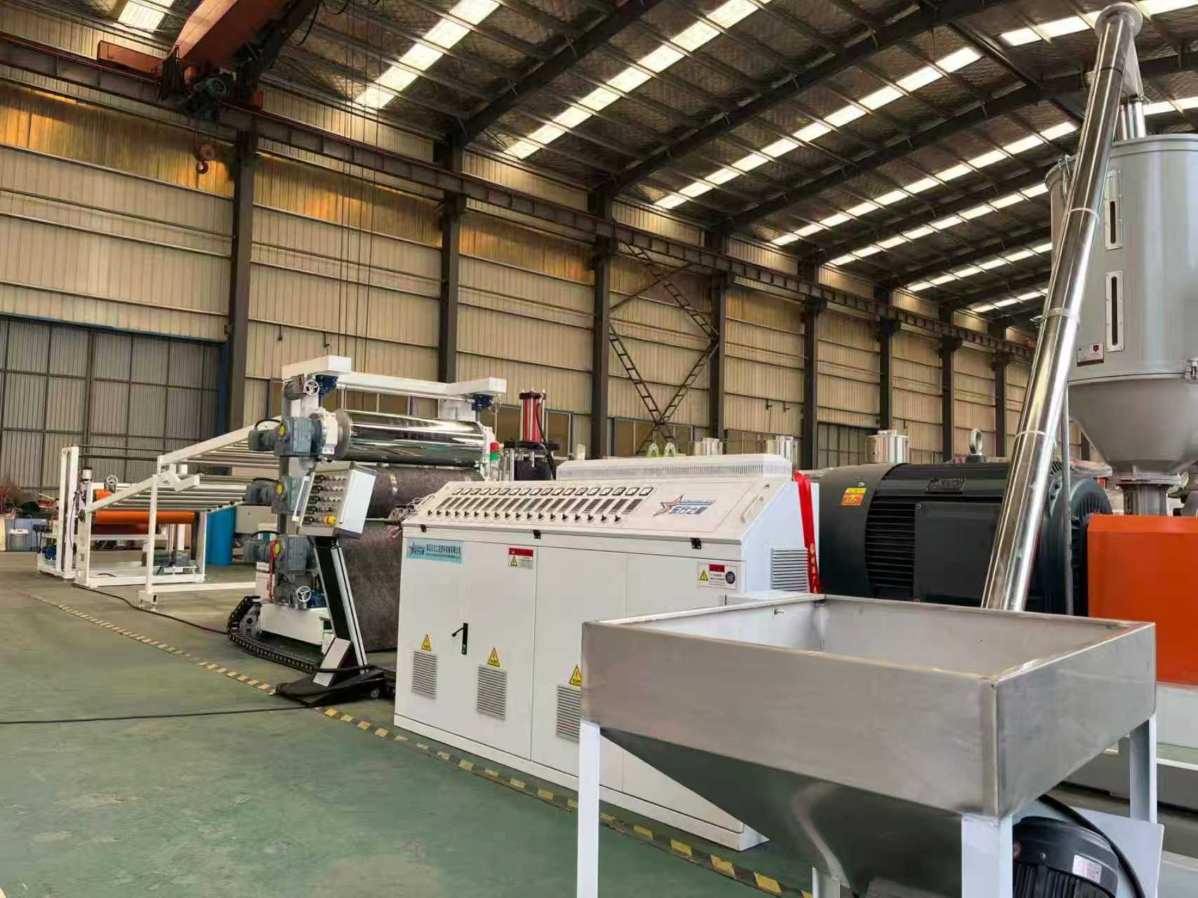 QINGDAO EASTSTAR pozdravlja stranke za pregled opreme protizdrsnih podlog TPE/TPV/TPU/TPR