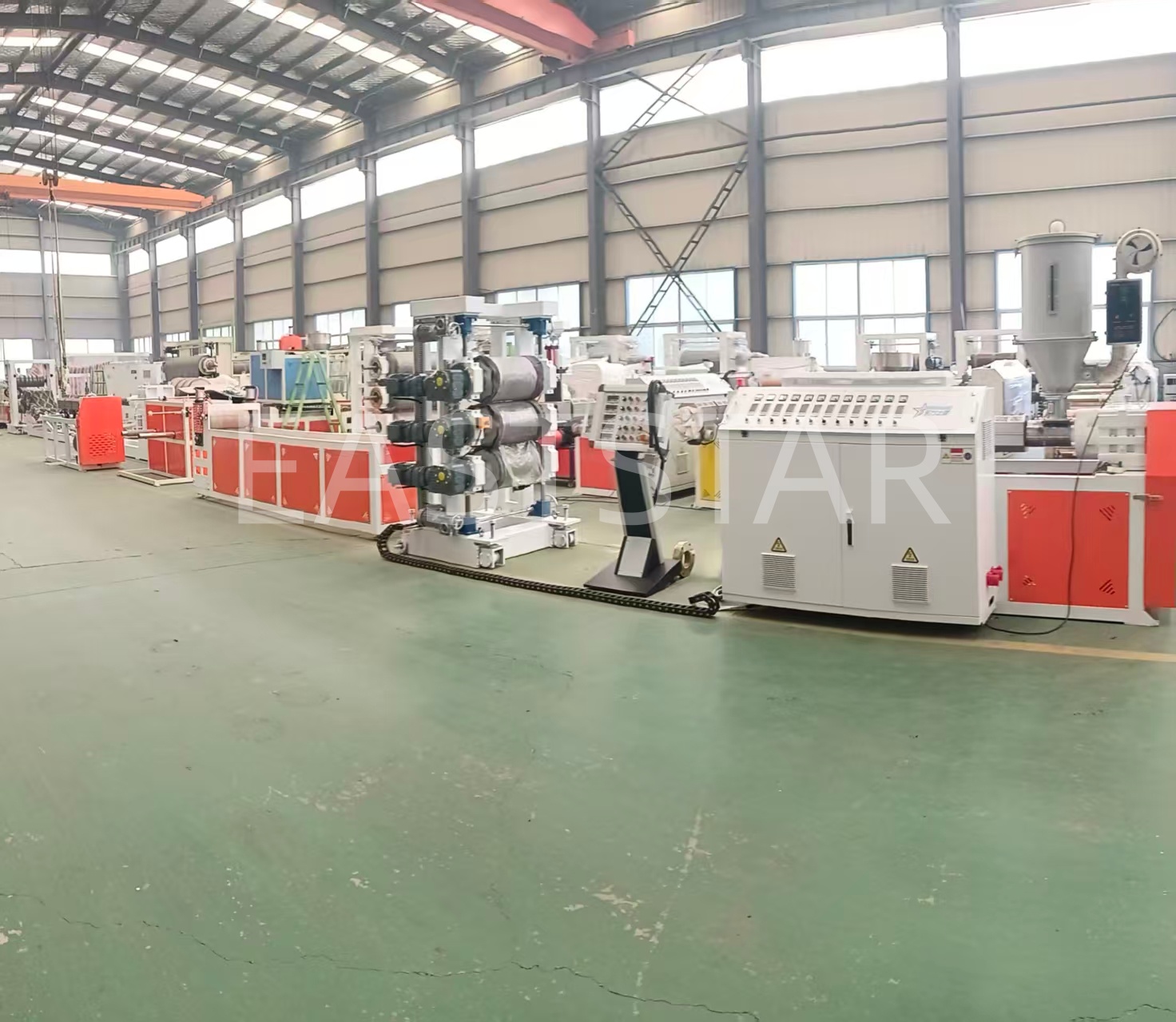 EASTSTR napreduje pri proizvodnji plošč POK z inovativno visoko zmogljivo ekstruzijsko linijo