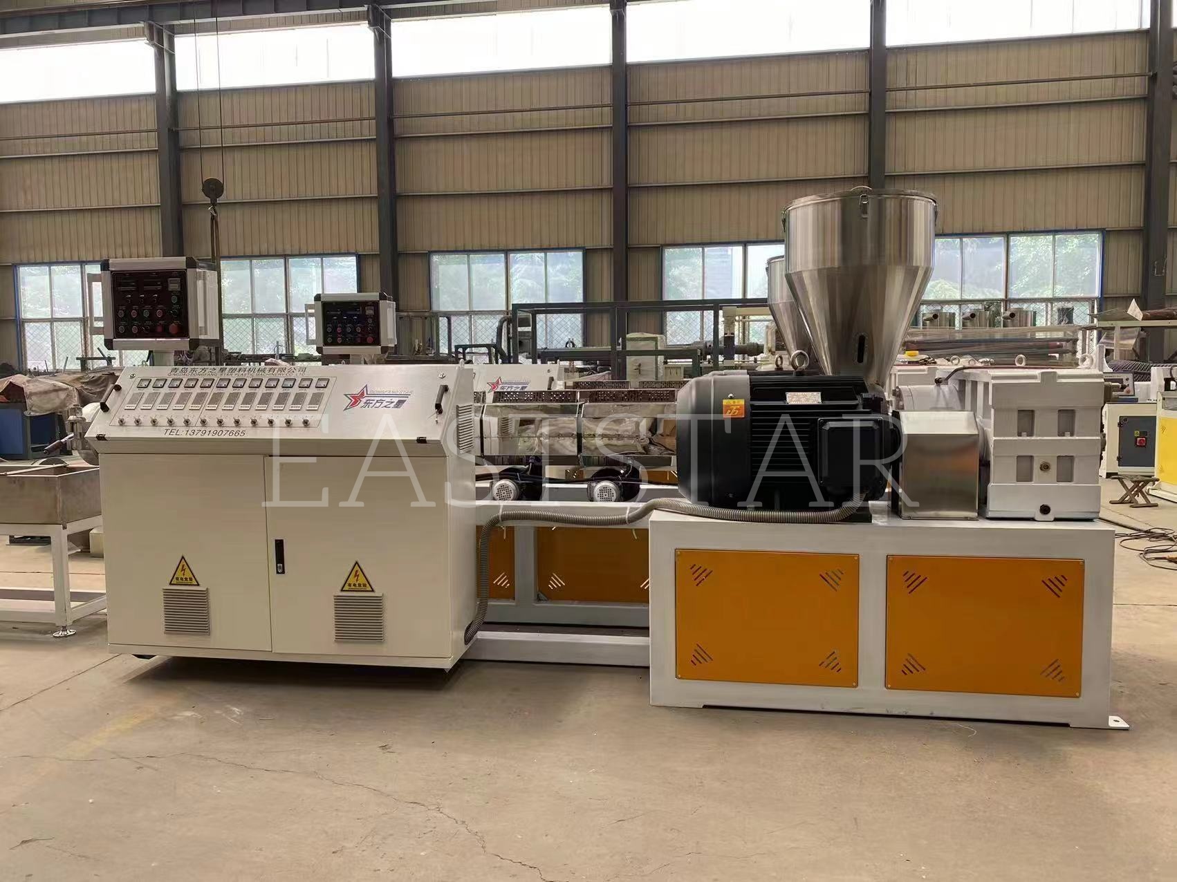 Naša tehnična ekipa izvaja natančno montažo vzporednega dvopolžnega granulatorja TSSK65 za našega arabskega naročnika