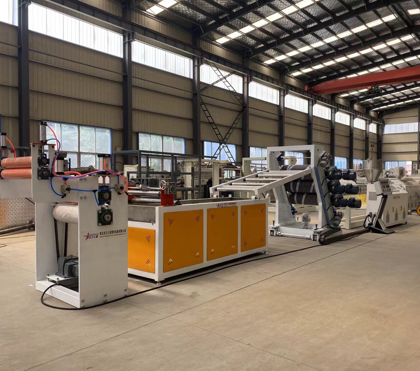 Rešitve profesionalnih linij za proizvodnjo fleksibilnih PVC zaves za vrata omogočajo učinkovito proizvodnjo zaves za industrijska vrata