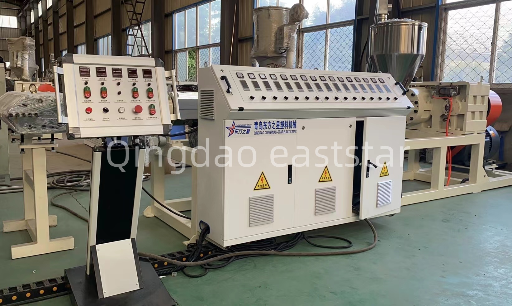 Kako profesionalna proizvodna linija PE drenažnih plošč zagotavlja kakovost gradbenih drenažnih sistemov?