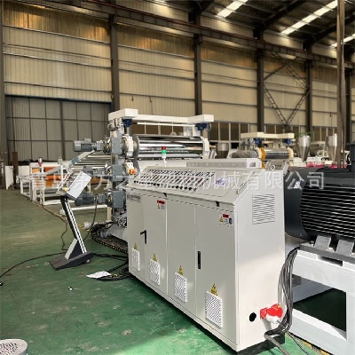 Proizvodnja fleksibilnih plošč: profesionalna linija za proizvodnjo fleksibilnih plošč SPVC omogoča razvoj sodobne živine in gradbenih materialov